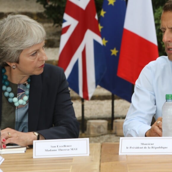 Le président Emmanuel Macron rencontre la première ministre britannique Theresa May au Fort de Brégançon. Lors de sa première soirée sur son lieu de vacances de la Côte d'Azur, le président français a reçu la première ministre du Royaume-Uni pour s'entretenir des négociations sur le Brexi le 3 août 2018. © Boutria / Chavaroche / Nice Matin /Bestimage