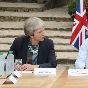 Le président Emmanuel Macron rencontre la première ministre britannique Theresa May au Fort de Brégançon. Lors de sa première soirée sur son lieu de vacances de la Côte d'Azur, le président français a reçu la première ministre du Royaume-Uni pour s'entretenir des négociations sur le Brexi le 3 août 2018. © Boutria / Chavaroche / Nice Matin /Bestimage