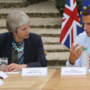 Le président Emmanuel Macron rencontre la première ministre britannique Theresa May au Fort de Brégançon. Lors de sa première soirée sur son lieu de vacances de la Côte d'Azur, le président français a reçu la première ministre du Royaume-Uni pour s'entretenir des négociations sur le Brexi le 3 août 2018. © Boutria / Chavaroche / Nice Matin /Bestimage