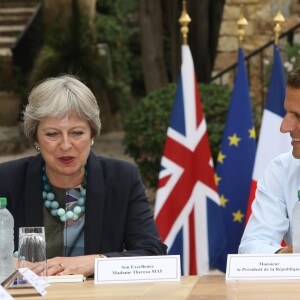 Le président Emmanuel Macron rencontre la première ministre britannique Theresa May au Fort de Brégançon. Lors de sa première soirée sur son lieu de vacances de la Côte d'Azur, le président français a reçu la première ministre du Royaume-Uni pour s'entretenir des négociations sur le Brexi le 3 août 2018. © Boutria / Chavaroche / Nice Matin /Bestimage