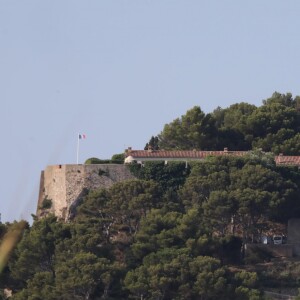 Illustration Fort de Brégançon - Emmanuel Macron à son arrivée au Fort de Brégançon à Bormes les Mimosas. Le 3 août 2018 © L.Boutria-F.Chavaroche / Bestimage