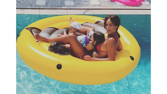 Amel Bent : Pause fraîcheur dans la piscine avec ses deux adorables filles