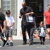 Exclusif - Kourtney Kardashian emmène ses enfants Mason, Penelope et Reign, déjeuner chez "Fred Segal" à Los Angeles, le 4 août 2018. Merci de flouter le visage des enfants avant publication  Exclusive - Germany call for price - A few days after feuding with younger sister Kim over scheduling the family Christmas card shoot, Kourtney Kardashian takes the kids to lunch at Fred Segal in West Hollywood. The eldest Kardashian sib sported a monochrome athletic look in a white cropped tee, and black track pants. She also took to social media to throw some shade of her own at Kim, with a pointed post saying to "be slow to become angry." Los Angeles, August 4th, 2018.04/08/2018 - Los Angeles