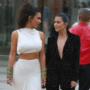 Kim Kardashian et Kourtney Kardashian - Les célébrités arrivent à la soirée CFDA Awards au musée de Brooklyn à New York, le 4 juin 2018  People are seen arriving at the CFDA Awards at the Brooklyn Museum, in Brooklyn, New York, on June 4th 201804/06/2018 - New York