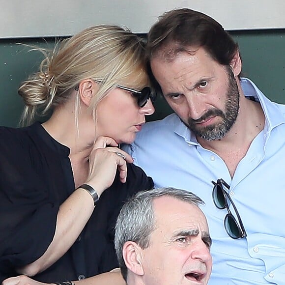 Flavie Flament et son compagnon Vladimir regardent le match entre R.Nadal et R. Gasquet ainsi que son ex mari Benjamin Castaldi avec sa femme Aurore Aleman dans les tribunes des Internationaux de France de Tennis de Roland-Garros à Paris le 2 juin 2018. © Jacovides/Moreau/Bestimage