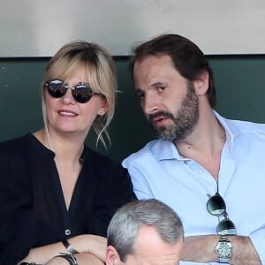 Flavie Flament et son compagnon Vladimir regardent le match entre R.Nadal et R. Gasquet ainsi que son ex mari Benjamin Castaldi avec sa femme Aurore Aleman dans les tribunes des Internationaux de France de Tennis de Roland-Garros à Paris le 2 juin 2018. © Jacovides/Moreau/Bestimage