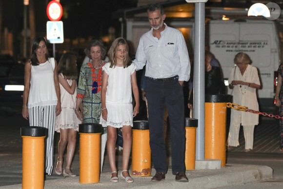 Le roi Felipe VI d'Espagne, la reine Letizia, la princesse Leonor, l'infante Sofia, la reine Sofia, l'infante Elena et ses enfants Victoria et Felipe étaient réunis et de sortie à Palma de Majorque le 4 août 2018 pour le dîner de clôture de la 37e Copa del Rey.