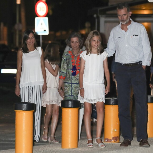 Le roi Felipe VI d'Espagne, la reine Letizia, la princesse Leonor, l'infante Sofia, la reine Sofia, l'infante Elena et ses enfants Victoria et Felipe étaient réunis et de sortie à Palma de Majorque le 4 août 2018 pour le dîner de clôture de la 37e Copa del Rey.