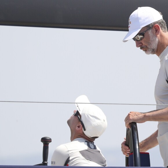 Le roi Felipe VI d'Espagne lors du dernier jour de la 37e Copa Del Rey à bord de son bateau Aifos à Palma de Majorque le 4 août 2018.
