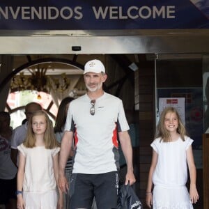 La reine Letizia d'Espagne et ses filles Leonor et Sofia ont rendu visite au roi Felipe VI à bord de son bateau Aifos au dernier jour de la 37e Copa del Rey au club nautique de Palma de Majorque le 4 août 2018.