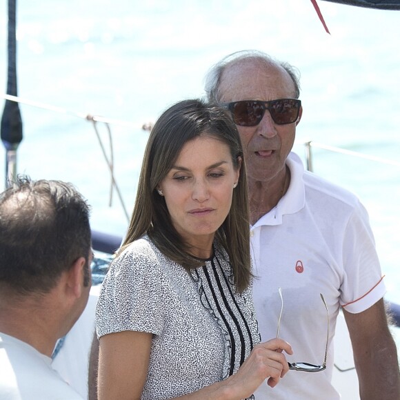 La reine Letizia d'Espagne et ses filles Leonor et Sofia ont rendu visite au roi Felipe VI à bord de son bateau Aifos au dernier jour de la 37e Copa del Rey au club nautique de Palma de Majorque le 4 août 2018.