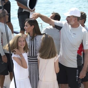 La reine Letizia d'Espagne et ses filles Leonor et Sofia ont rendu visite au roi Felipe VI à bord de son bateau Aifos au dernier jour de la 37e Copa del Rey au club nautique de Palma de Majorque le 4 août 2018.