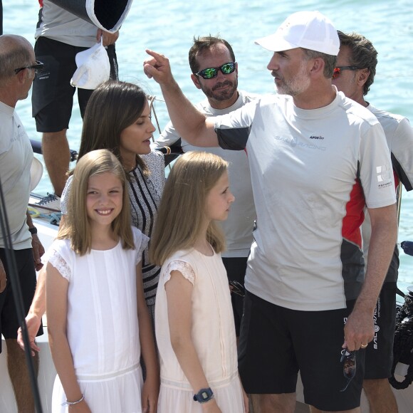 La reine Letizia d'Espagne et ses filles Leonor et Sofia ont rendu visite au roi Felipe VI à bord de son bateau Aifos au dernier jour de la 37e Copa del Rey au club nautique de Palma de Majorque le 4 août 2018.