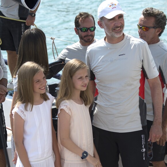 La reine Letizia d'Espagne et ses filles Leonor et Sofia ont rendu visite au roi Felipe VI à bord de son bateau Aifos au dernier jour de la 37e Copa del Rey au club nautique de Palma de Majorque le 4 août 2018.