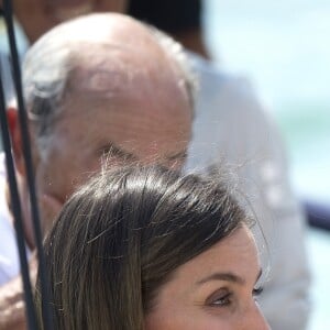 La reine Letizia d'Espagne et ses filles Leonor et Sofia ont rendu visite au roi Felipe VI à bord de son bateau Aifos au dernier jour de la 37e Copa del Rey au club nautique de Palma de Majorque le 4 août 2018.