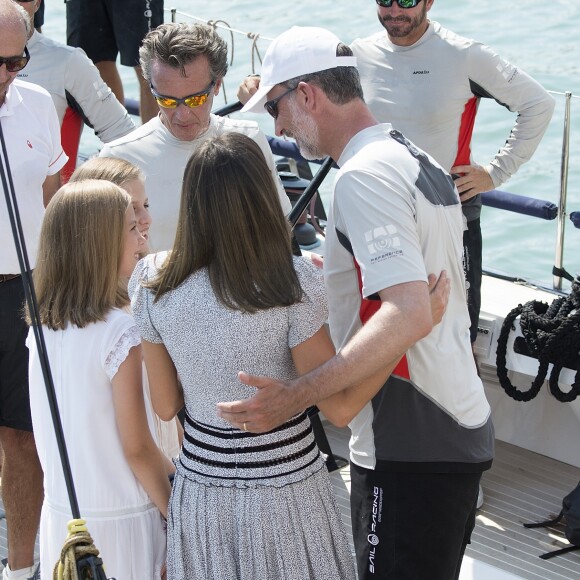 La reine Letizia d'Espagne et ses filles Leonor et Sofia ont rendu visite au roi Felipe VI à bord de son bateau Aifos au dernier jour de la 37e Copa del Rey au club nautique de Palma de Majorque le 4 août 2018.