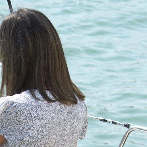 La reine Letizia d'Espagne et ses filles Leonor et Sofia ont rendu visite au roi Felipe VI à bord de son bateau Aifos au dernier jour de la 37e Copa del Rey au club nautique de Palma de Majorque le 4 août 2018.