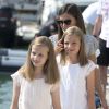 La reine Letizia d'Espagne et ses filles Leonor et Sofia ont rendu visite au roi Felipe VI à bord de son bateau Aifos au dernier jour de la 37e Copa del Rey au club nautique de Palma de Majorque le 4 août 2018.