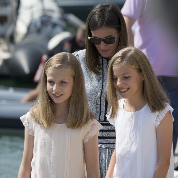 La reine Letizia d'Espagne et ses filles Leonor et Sofia ont rendu visite au roi Felipe VI à bord de son bateau Aifos au dernier jour de la 37e Copa del Rey au club nautique de Palma de Majorque le 4 août 2018.