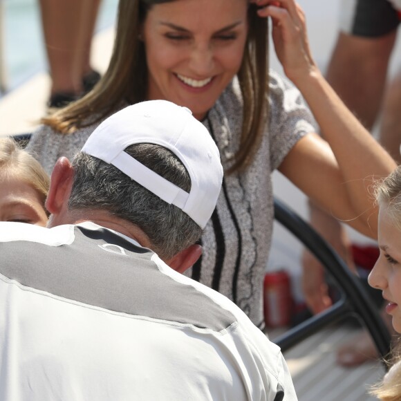 La reine Letizia d'Espagne et ses filles Leonor et Sofia ont rendu visite au roi Felipe VI à bord de son bateau Aifos au dernier jour de la 37e Copa del Rey au club nautique de Palma de Majorque le 4 août 2018.