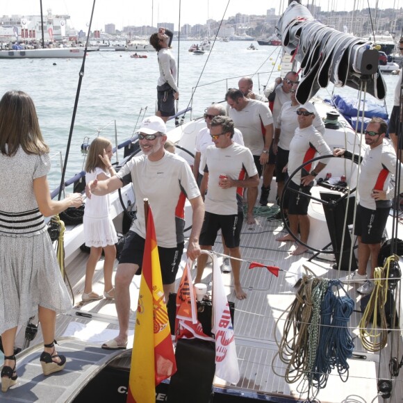 La reine Letizia d'Espagne et ses filles Leonor et Sofia ont rendu visite au roi Felipe VI à bord de son bateau Aifos au dernier jour de la 37e Copa del Rey au club nautique de Palma de Majorque le 4 août 2018.
