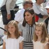 La reine Letizia d'Espagne et ses filles Leonor et Sofia ont rendu visite au roi Felipe VI à bord de son bateau Aifos au dernier jour de la 37e Copa del Rey au club nautique de Palma de Majorque le 4 août 2018.