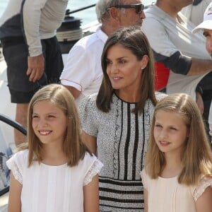 La reine Letizia d'Espagne et ses filles Leonor et Sofia ont rendu visite au roi Felipe VI à bord de son bateau Aifos au dernier jour de la 37e Copa del Rey au club nautique de Palma de Majorque le 4 août 2018.