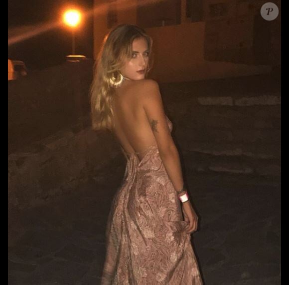 Julie des "Vacances des Anges 3" divine en robe dans les rues de Calvi - Instagram, 10 juillet 2018