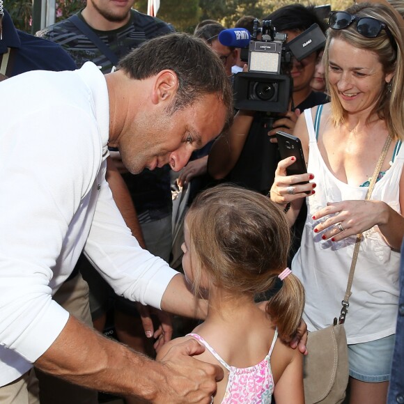 Le président de la République française Emmanuel Macron et sa femme la première dame Brigitte Macron viennent à la rencontre des nombreux vacanciers devant le Fort de Brégançon à Bormes-les-Mimosas, France, le 7 août 2018. Le couple présidentiel prend le temps d'échanger, de faire des photos et de saluer les nombreuses personnes venues devant le portail du fort. © Dominique Jacovides - Cyril Moreau/Bestimage