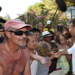 Le président de la République française Emmanuel Macron et sa femme la première dame Brigitte Macron viennent à la rencontre des nombreux vacanciers devant le Fort de Brégançon à Bormes-les-Mimosas, France, le 7 août 2018. Le couple présidentiel prend le temps d'échanger, de faire des photos et de saluer les nombreuses personnes venues devant le portail du fort. © Dominique Jacovides - Cyril Moreau/Bestimage