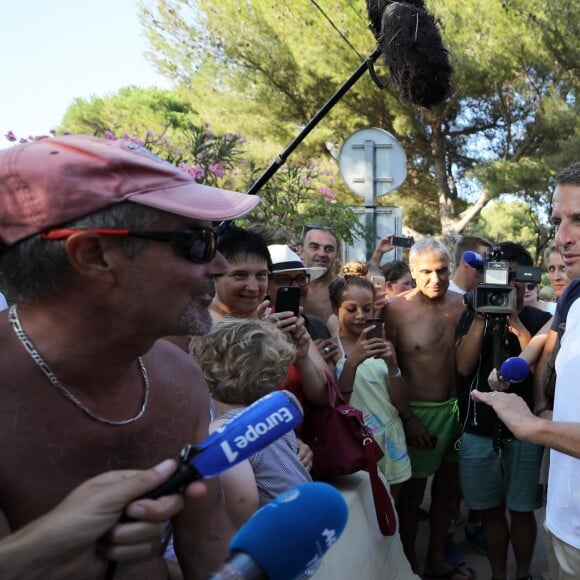 Le président de la République française Emmanuel Macron et sa femme la première dame Brigitte Macron viennent à la rencontre des nombreux vacanciers devant le Fort de Brégançon à Bormes-les-Mimosas, France, le 7 août 2018. Le couple présidentiel prend le temps d'échanger, de faire des photos et de saluer les nombreuses personnes venues devant le portail du fort. © Dominique Jacovides - Cyril Moreau/Bestimage