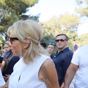 Le président de la République française Emmanuel Macron et sa femme la première dame Brigitte Macron viennent à la rencontre des nombreux vacanciers devant le Fort de Brégançon à Bormes-les-Mimosas, France, le 7 août 2018. Le couple présidentiel prend le temps d'échanger, de faire des photos et de saluer les nombreuses personnes venues devant le portail du fort. © Dominique Jacovides - Cyril Moreau/Bestimage