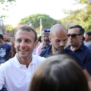 Le président de la République française Emmanuel Macron et sa femme la première dame Brigitte Macron viennent à la rencontre des nombreux vacanciers devant le Fort de Brégançon à Bormes-les-Mimosas, France, le 7 août 2018. Le couple présidentiel prend le temps d'échanger, de faire des photos et de saluer les nombreuses personnes venues devant le portail du fort. © Dominique Jacovides - Cyril Moreau/Bestimage