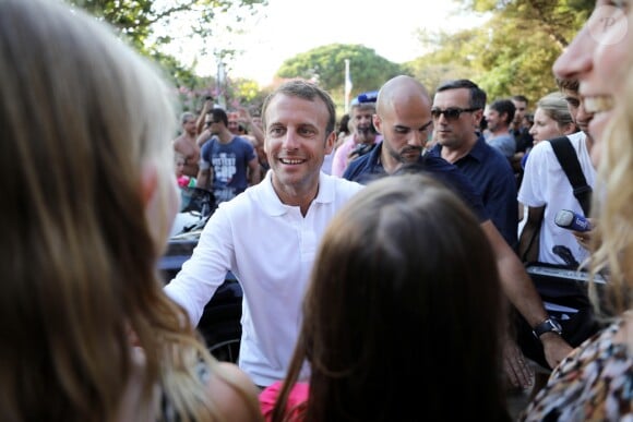 Le président de la République française Emmanuel Macron et sa femme la première dame Brigitte Macron viennent à la rencontre des nombreux vacanciers devant le Fort de Brégançon à Bormes-les-Mimosas, France, le 7 août 2018. Le couple présidentiel prend le temps d'échanger, de faire des photos et de saluer les nombreuses personnes venues devant le portail du fort. © Dominique Jacovides - Cyril Moreau/Bestimage