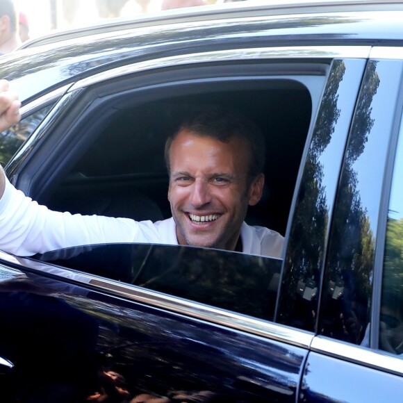 Le président de la République française Emmanuel Macron et sa femme la première dame Brigitte Macron viennent à la rencontre des nombreux vacanciers devant le Fort de Brégançon à Bormes-les-Mimosas, France, le 7 août 2018. Le couple présidentiel prend le temps d'échanger, de faire des photos et de saluer les nombreuses personnes venues devant le portail du fort. © Dominique Jacovides - Cyril Moreau/Bestimage