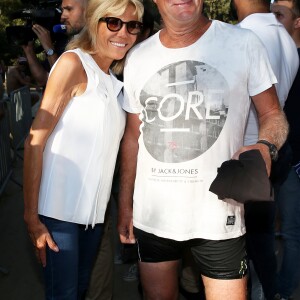 Le président de la République française Emmanuel Macron et sa femme la première dame Brigitte Macron viennent à la rencontre des nombreux vacanciers devant le Fort de Brégançon à Bormes-les-Mimosas, France, le 7 août 2018. Le couple présidentiel prend le temps d'échanger, de faire des photos et de saluer les nombreuses personnes venues devant le portail du fort. © Dominique Jacovides - Cyril Moreau/Bestimage