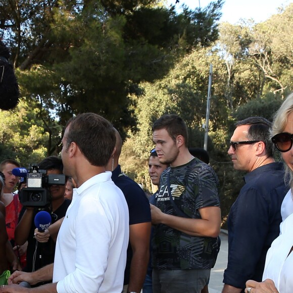 Le président de la République française Emmanuel Macron et sa femme la première dame Brigitte Macron viennent à la rencontre des nombreux vacanciers devant le Fort de Brégançon à Bormes-les-Mimosas, France, le 7 août 2018. Le couple présidentiel prend le temps d'échanger, de faire des photos et de saluer les nombreuses personnes venues devant le portail du fort. © Dominique Jacovides - Cyril Moreau/Bestimage