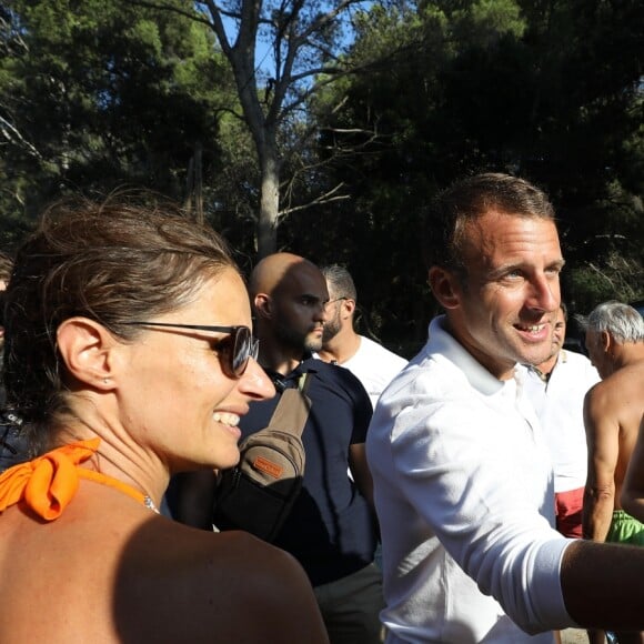 Le président de la République française Emmanuel Macron et sa femme la première dame Brigitte Macron viennent à la rencontre des nombreux vacanciers devant le Fort de Brégançon à Bormes-les-Mimosas, France, le 7 août 2018. Le couple présidentiel prend le temps d'échanger, de faire des photos et de saluer les nombreuses personnes venues devant le portail du fort. © Dominique Jacovides - Cyril Moreau/Bestimage