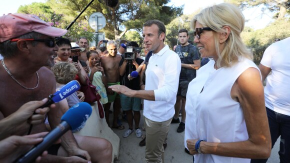Brigitte et Emmanuel Macron : Premier bain de foule au pied du fort de Brégançon