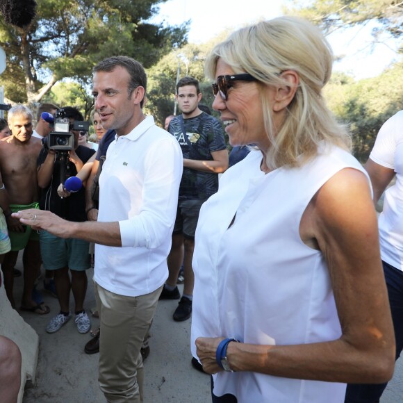 Le président de la République française Emmanuel Macron et sa femme la première dame Brigitte Macron viennent à la rencontre des nombreux vacanciers devant le Fort de Brégançon à Bormes-les-Mimosas, France, le 7 août 2018. Le couple présidentiel prend le temps d'échanger, de faire des photos et de saluer les nombreuses personnes venues devant le portail du fort. © Dominique Jacovides - Cyril Moreau/Bestimage