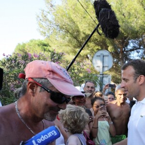 Le président de la République française Emmanuel Macron et sa femme la première dame Brigitte Macron viennent à la rencontre des nombreux vacanciers devant le Fort de Brégançon à Bormes-les-Mimosas, France, le 7 août 2018. Le couple présidentiel prend le temps d'échanger, de faire des photos et de saluer les nombreuses personnes venues devant le portail du fort. © Dominique Jacovides - Cyril Moreau/Bestimage