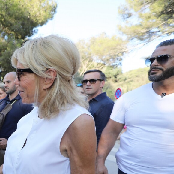 Le président de la République française Emmanuel Macron et sa femme la première dame Brigitte Macron viennent à la rencontre des nombreux vacanciers devant le Fort de Brégançon à Bormes-les-Mimosas, France, le 7 août 2018. Le couple présidentiel prend le temps d'échanger, de faire des photos et de saluer les nombreuses personnes venues devant le portail du fort. © Dominique Jacovides - Cyril Moreau/Bestimage