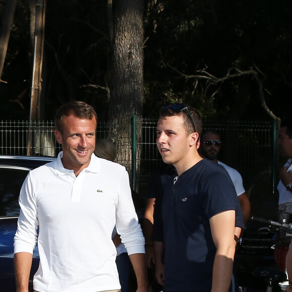 Le président de la République française Emmanuel Macron et sa femme la première dame Brigitte Macron viennent à la rencontre des nombreux vacanciers devant le Fort de Brégançon à Bormes-les-Mimosas, France, le 7 août 2018. Le couple présidentiel prend le temps d'échanger, de faire des photos et de saluer les nombreuses personnes venues devant le portail du fort. © Dominique Jacovides - Cyril Moreau/Bestimage