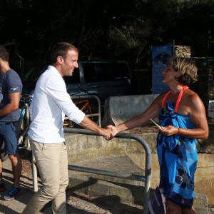 Le président de la République française Emmanuel Macron et sa femme la première dame Brigitte Macron viennent à la rencontre des nombreux vacanciers devant le Fort de Brégançon à Bormes-les-Mimosas, France, le 7 août 2018. Le couple présidentiel prend le temps d'échanger, de faire des photos et de saluer les nombreuses personnes venues devant le portail du fort. © Dominique Jacovides - Cyril Moreau/Bestimage