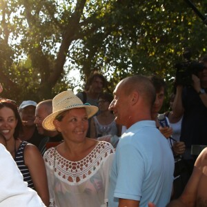 Le président de la République française Emmanuel Macron et sa femme la première dame Brigitte Macron viennent à la rencontre des nombreux vacanciers devant le Fort de Brégançon à Bormes-les-Mimosas, France, le 7 août 2018. Le couple présidentiel prend le temps d'échanger, de faire des photos et de saluer les nombreuses personnes venues devant le portail du fort. © Dominique Jacovides - Cyril Moreau/Bestimage