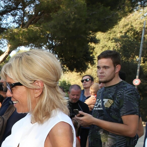 Le président de la République française Emmanuel Macron et sa femme la première dame Brigitte Macron viennent à la rencontre des nombreux vacanciers devant le Fort de Brégançon à Bormes-les-Mimosas, France, le 7 août 2018. Le couple présidentiel prend le temps d'échanger, de faire des photos et de saluer les nombreuses personnes venues devant le portail du fort. © Dominique Jacovides - Cyril Moreau/Bestimage