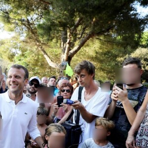 Le président de la République française Emmanuel Macron et sa femme la première dame Brigitte Macron viennent à la rencontre des nombreux vacanciers devant le Fort de Brégançon à Bormes-les-Mimosas, France, le 7 août 2018. Le couple présidentiel prend le temps d'échanger, de faire des photos et de saluer les nombreuses personnes venues devant le portail du fort. © Dominique Jacovides - Cyril Moreau/Bestimage