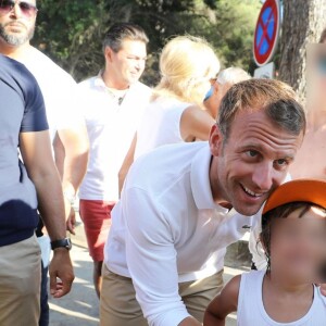 Le président de la République française Emmanuel Macron et sa femme la première dame Brigitte Macron viennent à la rencontre des nombreux vacanciers devant le Fort de Brégançon à Bormes-les-Mimosas, France, le 7 août 2018. Le couple présidentiel prend le temps d'échanger, de faire des photos et de saluer les nombreuses personnes venues devant le portail du fort. © Dominique Jacovides - Cyril Moreau/Bestimage