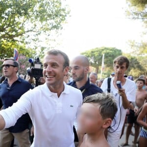 Le président de la République française Emmanuel Macron et sa femme la première dame Brigitte Macron viennent à la rencontre des nombreux vacanciers devant le Fort de Brégançon à Bormes-les-Mimosas, France, le 7 août 2018. Le couple présidentiel prend le temps d'échanger, de faire des photos et de saluer les nombreuses personnes venues devant le portail du fort. © Dominique Jacovides - Cyril Moreau/Bestimage