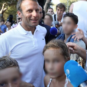 Le président de la République française Emmanuel Macron et sa femme la première dame Brigitte Macron viennent à la rencontre des nombreux vacanciers devant le Fort de Brégançon à Bormes-les-Mimosas, France, le 7 août 2018. Le couple présidentiel prend le temps d'échanger, de faire des photos et de saluer les nombreuses personnes venues devant le portail du fort. © Dominique Jacovides - Cyril Moreau/Bestimage